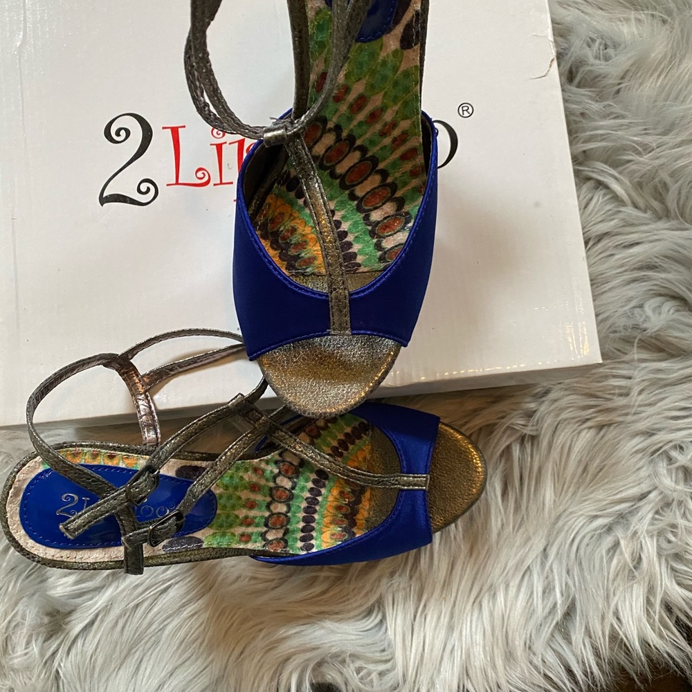 2 Lips Too Heels - Picture 2 of 5